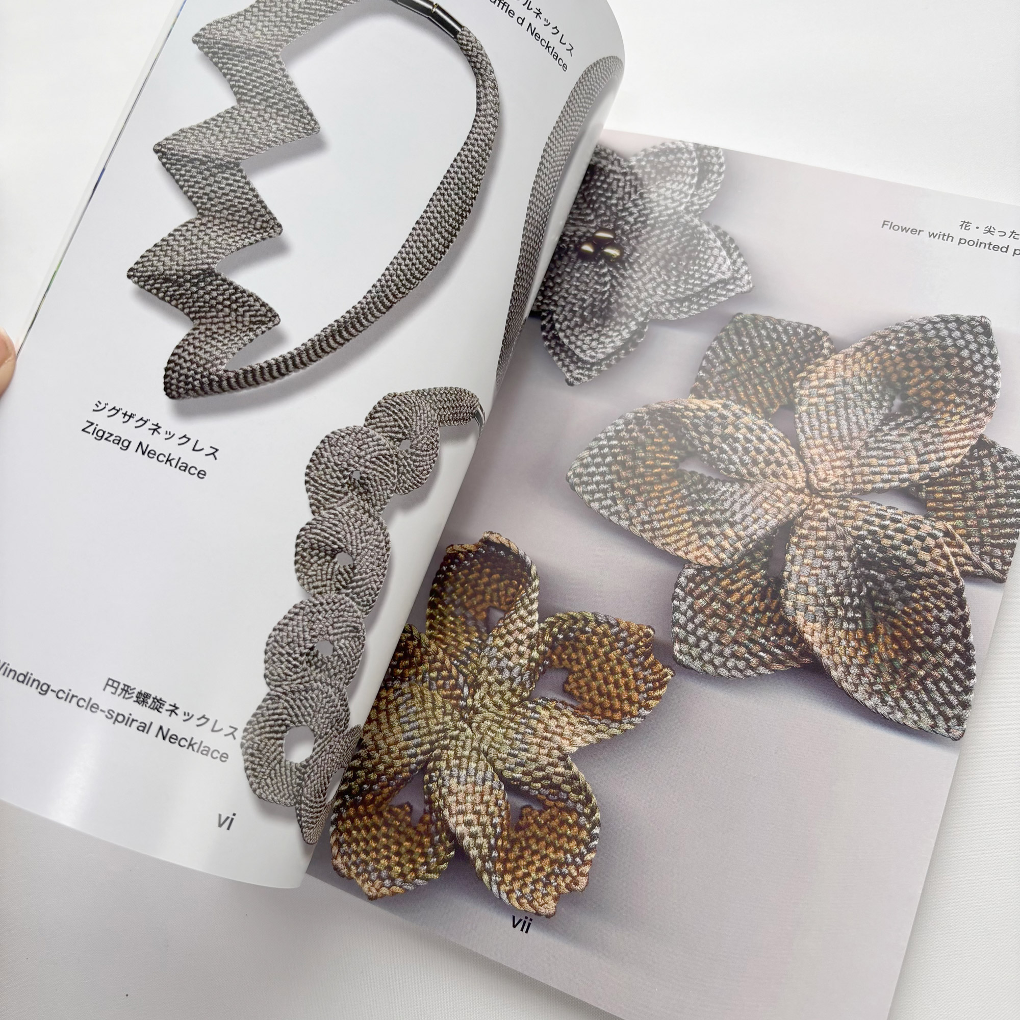 Kumihimo Disks and Plates (Revised Edition) – Modern Braiding Techniques Beyond Traditional Stands - Image 3